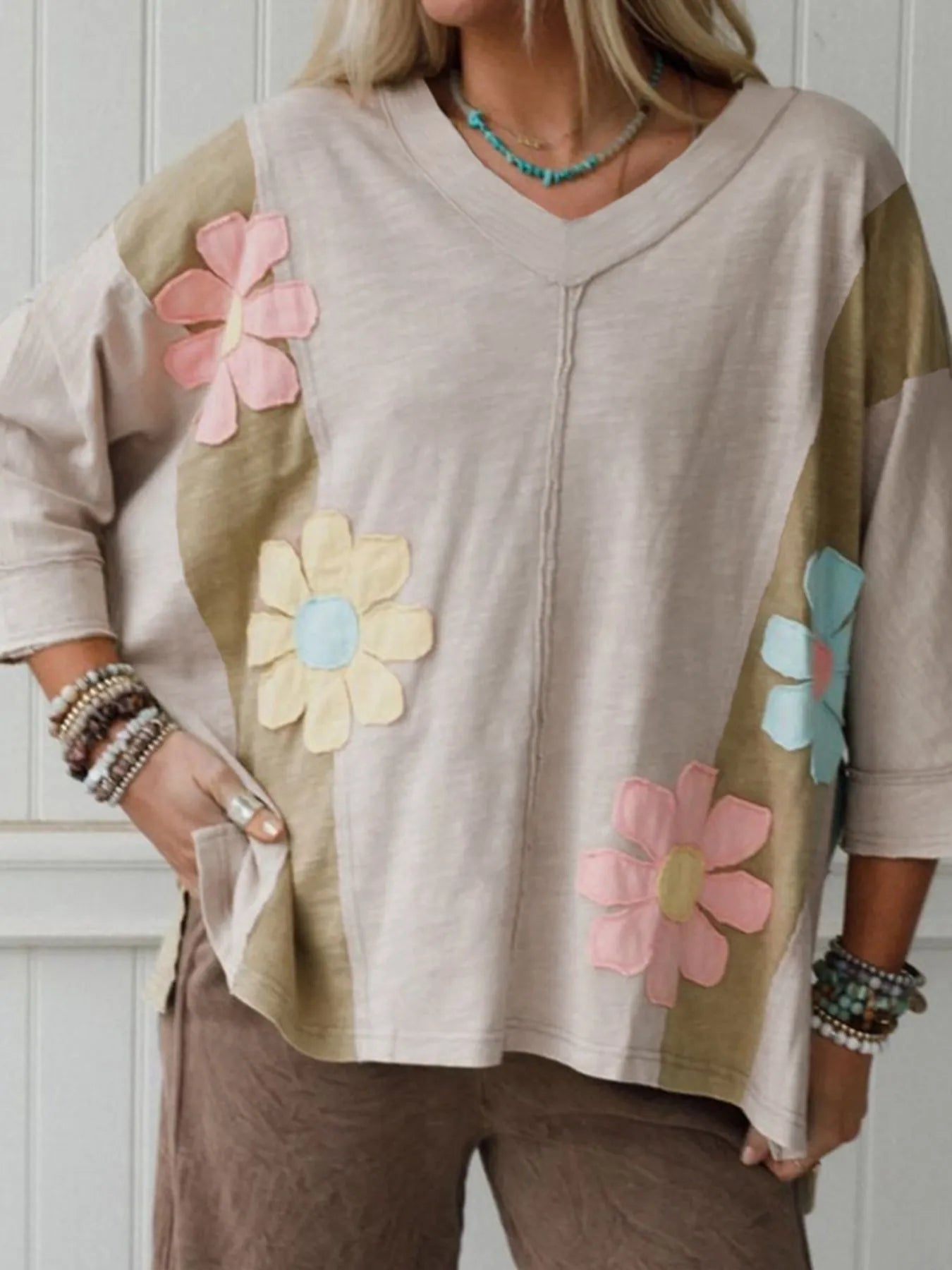 Women Floral Patch Color Block V-Neck T-Shirt